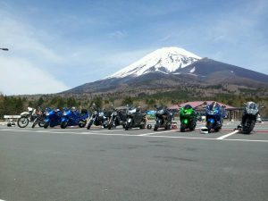 ▲ 富士山をバックにバイクの集合写真